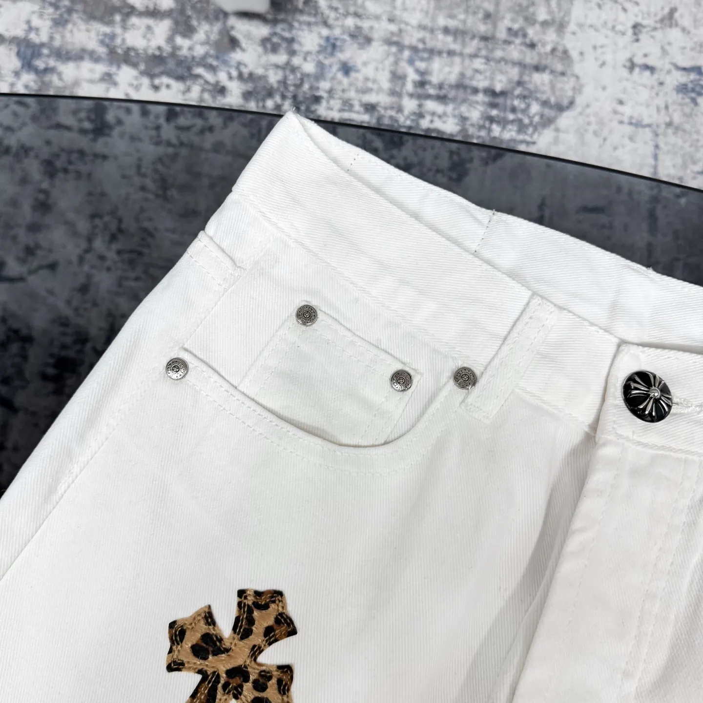 P250 Chrome Hearts Mattyboy graffiti painted leopard print horse hair cross jeans Special Italian cowhide print and cut Customized sheepskin three-layer thick thread leather The whole body is spliced in heavy water washing process Craftsmen hand-splash ink You can see the details Three-dimensional cutting version Loose and comfortable without picking up the figure Make you taller and slimmer Factory Seiko Original quality control Same style for men and women Can be matched with couples Versatile recommendation Necessary jeans for all seasons Color: White Size: 28/30/32/34 Waist: 71/76/81/86 Hips: 95/100/105/110 Pants length: 98/100/102/104